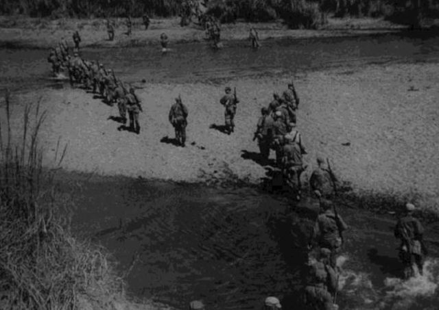 Los Rangers cruzando el río Pampanga. Es aquí donde los Rangers, Alamo Scouts y los antiguos prisioneros enlazaron con las guerrillas después de la incursión. Una unidad de fotógrafos del 6º Ejército  que acompañaba a los Rangers tomó imágenes de la operación. 30 de enero de 1945