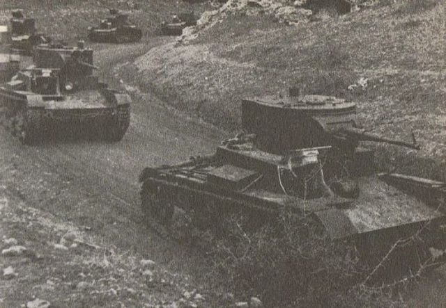 Blindados soviéticos dirigiéndose hacia las posiciones defensivas en las afueras de Leningrado