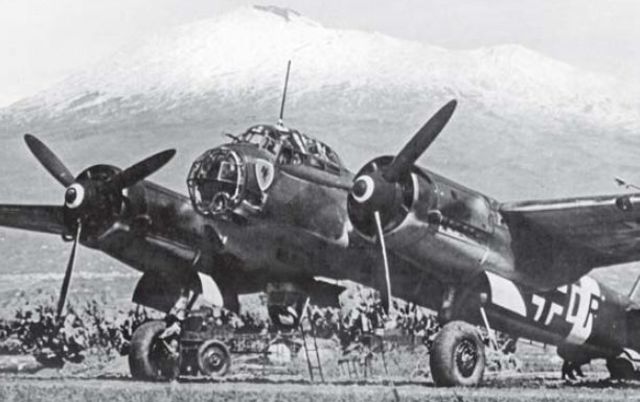 Junker 88 en el aeródromo de Gerbini. Al fondo el monte Etna