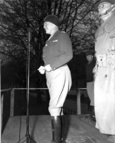 Patton hablando para una división de Estados Unidos acantonada en Irlanda del Norte. 1 de abril de 1944