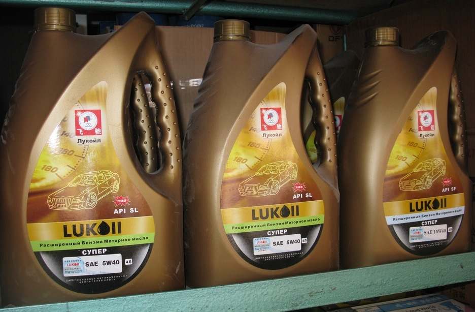 Продажи масла лукойл. Масло для автомобиля Lukoil. Lukoil поддельное автомасло.