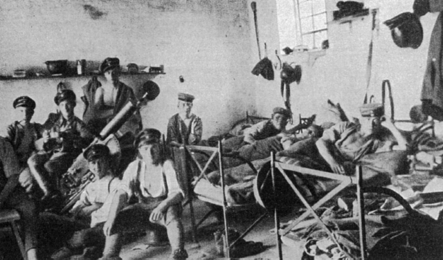 Miembros de un Freikorps descansando en un barracón en Berlín