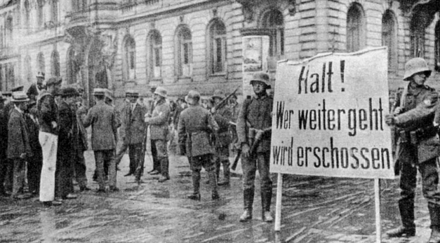 Puesto de control paramilitar durante el levantamiento espartaquista. Berlín, enero de 1919