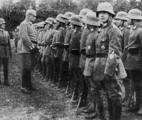 El mariscal Hindenburg pasando revista en Kolberg al Freikorps que lleva su nombre. Marzo de 1920