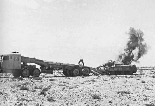 Un tanque Crusader averiado o dañado es remolcado por el servicio de recuperación de tanques del 8º Ejército