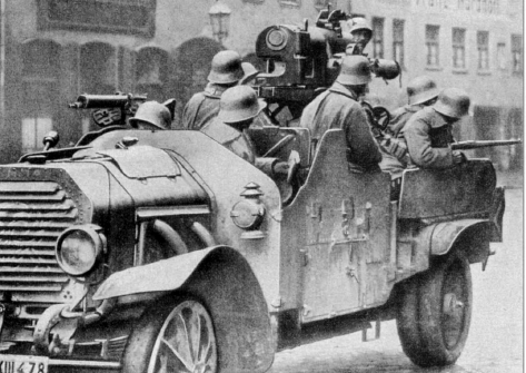 Múnich, mayo de 1919. Soldados de un Freikorps bávaro en un vehículo Krupp-Daimler artillado
