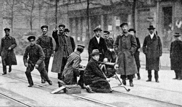 Un grupo de espartaquistas manejando una ametralladora MG 08 en la Lindenstrasse de Berlín. Enero de 1919