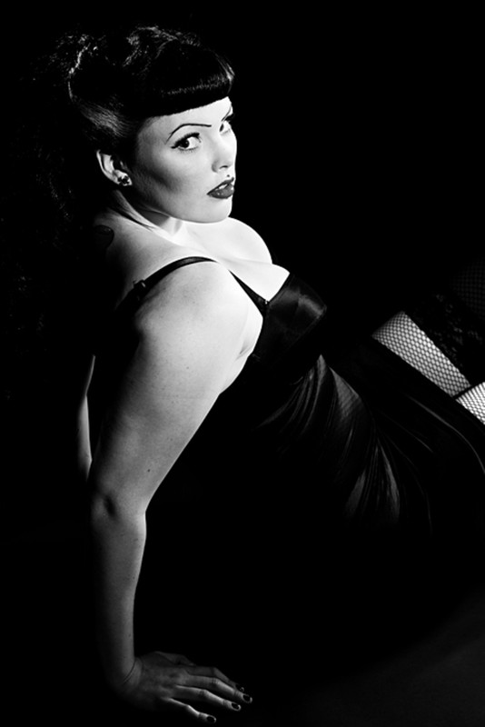 Black_and_White_Pin_up_by_Spoonford