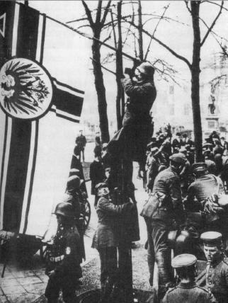 Soldados del Freikorps Ehrhardt izando la Reichskriegsflagge durante el putsch de Kapp. Esta fue una de las banderas de uso común de los Freikorps