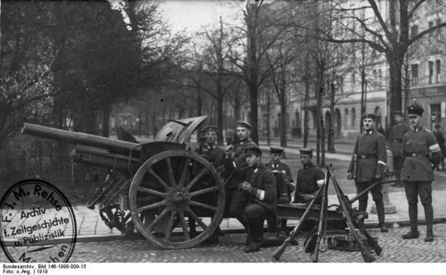 Artillería de los Freikorps durante los combates de enero de 1919 en Berlín