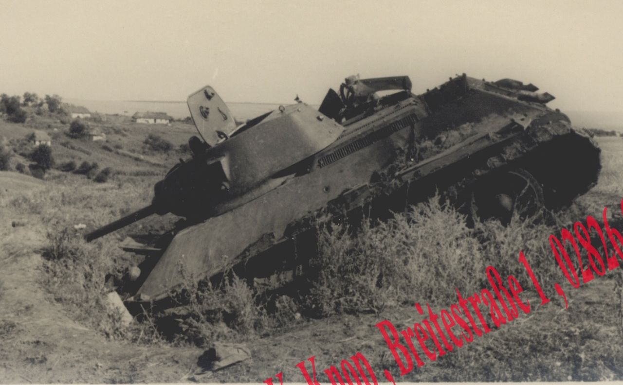 Подбитые советские танки. Подбитые танки т34 в районе Бердичева. Подбитые танки т-34 лето 1941. Дубно.1941.подбитые танки т-35.