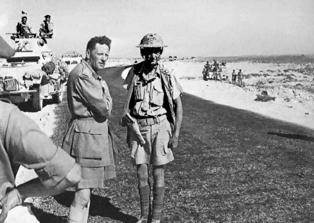 El general Auchinleck, supervisando la retirada de la 50ª División de Infantería Británica por la vía Balbia. Después de la derrota del 8º Ejército en Gazala, la próxima línea defensiva sería en territorio egipcio, en El Alamein