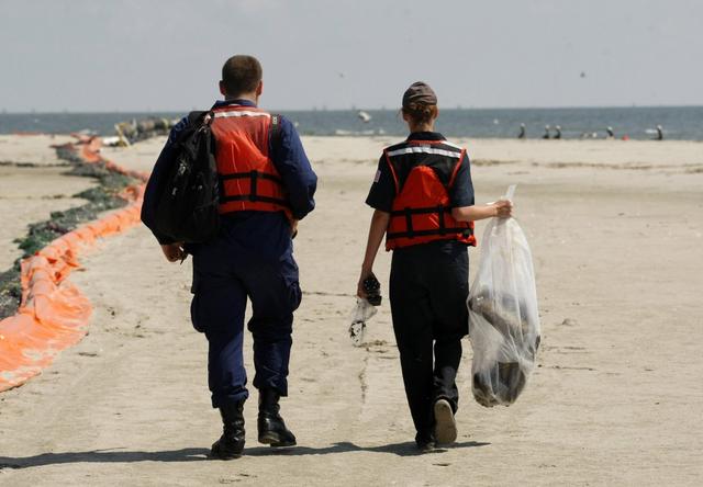 Bagged_dead_pelican_4_workers_walk_away_AP100520135169-1024x711.jpg