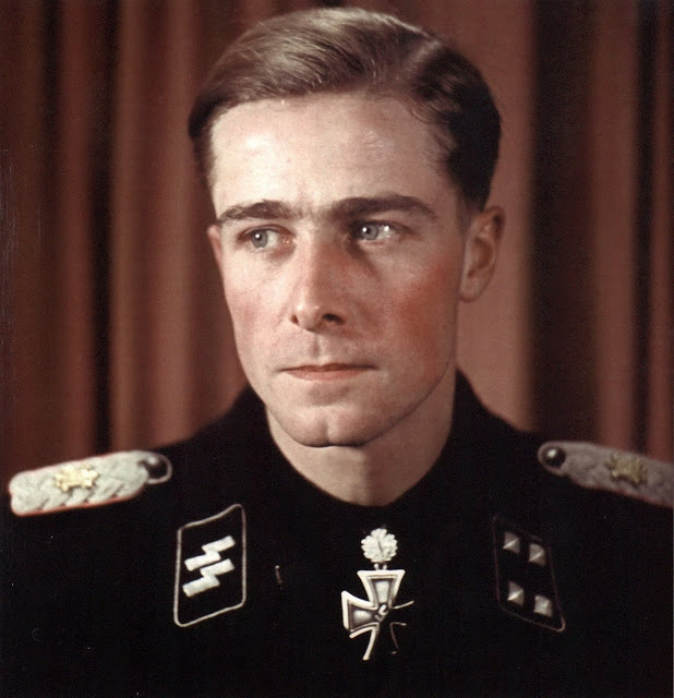 Joachim Peiper posando después de haber recibido las Hojas de Roble en enero de 1944