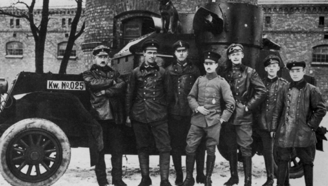 Soldados de un Freikorps provisional posando junto a un vehículo blindado Austin-Putilov
