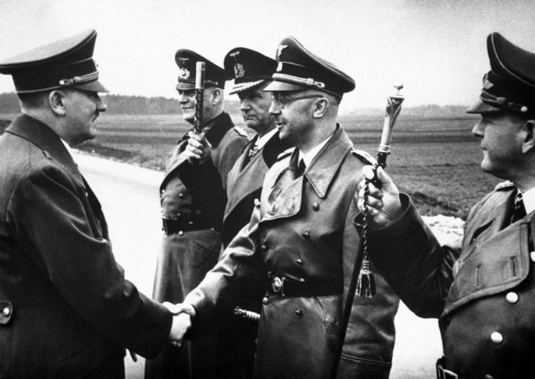 18 de mayo de 1944, saludan ante Hitler levantando sus bastones de mariscal, de izquierda a derecha, Keitel, Dönitz, Himmler y Milch