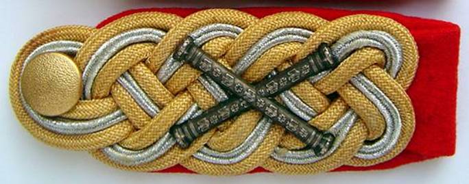 Hombreras de 1940, con los bastones de mariscal de segundo modelo, con los dibujos en relieve de las cruces y águilas alemanas, con base de paño escarlata, este modelo esta realizado en Celleon