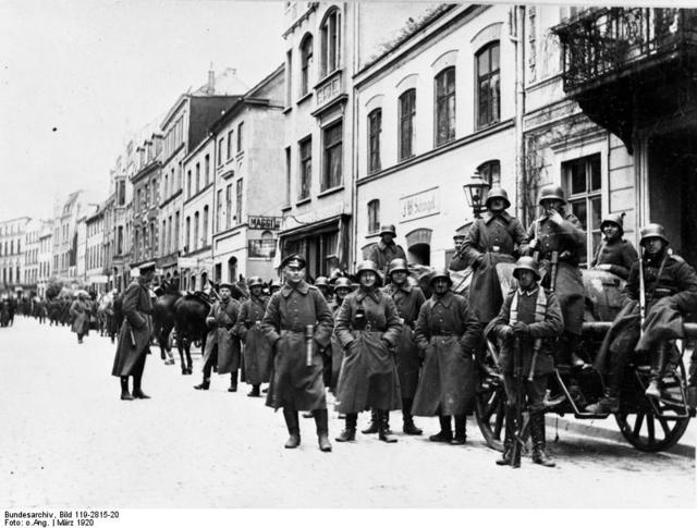 Soldados del Freikorps Rossbach en la ciudad de Wismar durante el putsch de Kapp