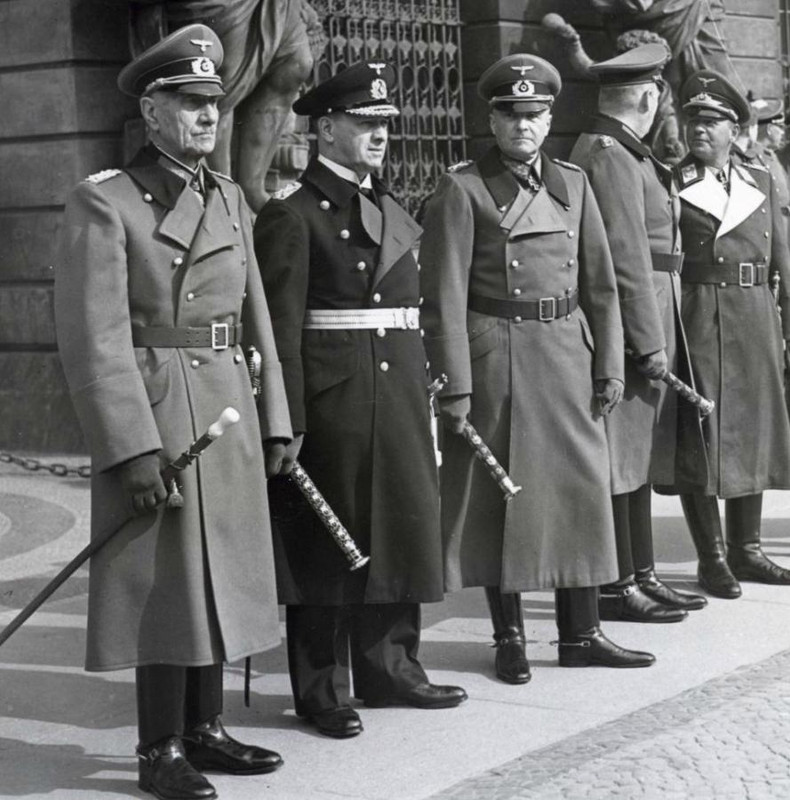 En primer plano de izquierda a derecha, el Generalfeldmarschall Eduard Freiherr von Böhm-Ermolli con su Interimsstab, el Grossadmiral Erich Raeder, y los Generalfeldmarschall Walter von Brauchitsch, Wilhelm Keitel y Erhard Milch de la Luftwaffe, todos ellos con sus bastones ceremoniales de mariscal de campo