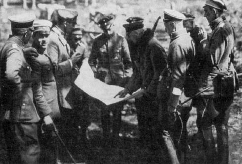 Oficiales durante una reunión previa al asalto sobre Riga. Mayo de 1919