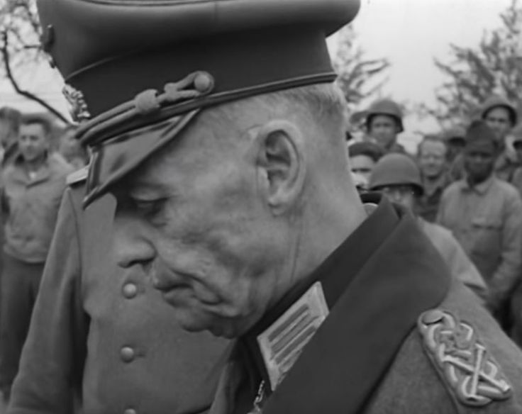 El mariscal Gerd von Rundstedt nos muestra sus hombreras de mariscal, anteriores a 1941 por su cordón central plateado, con sus bastones cruzados, y por encima de estos el número 18 del regimiento de infantería así como los parches de cuello del cual era Coronel honorario