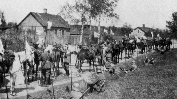 Caballería de un Freikorps del Báltico en las afueras de Riga. Mayo de 1919